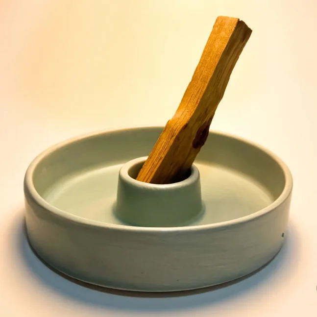 Brûle-parfum en céramique noir avec des nuances de blanc par Giuseppina