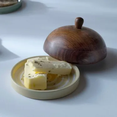 Butterdose aus Keramik mit Gelb gestreiftem Design von ExpoBazaar