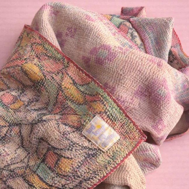 Kantha Decke von Lili Pepper Farbe Lila/Pastell gemuster