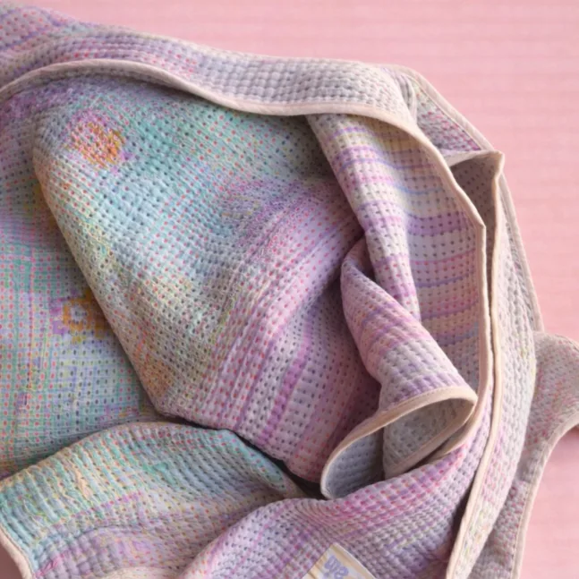 Kantha Decke von Lili Pepper Farbe Lila/Pastell gemuster